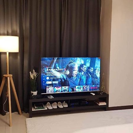 101 Newport Blvd C2 4F By Rechelle Nunag Pasay Esterno foto