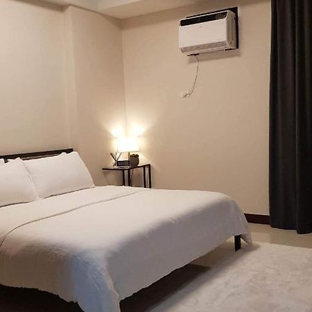 101 Newport Blvd C2 4F By Rechelle Nunag Pasay Esterno foto