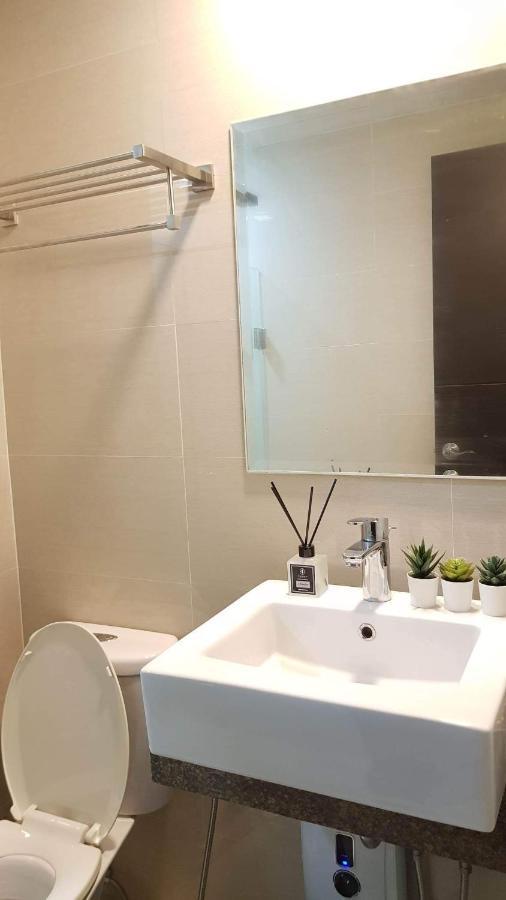 101 Newport Blvd C2 4F By Rechelle Nunag Pasay Esterno foto