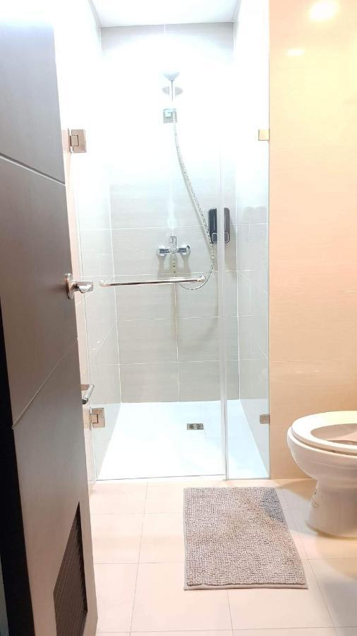 101 Newport Blvd C2 4F By Rechelle Nunag Pasay Esterno foto