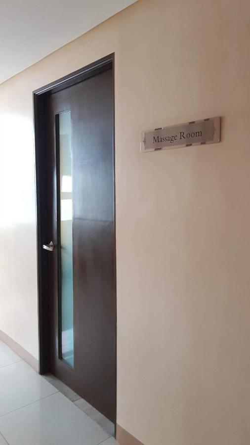 101 Newport Blvd C2 4F By Rechelle Nunag Pasay Esterno foto